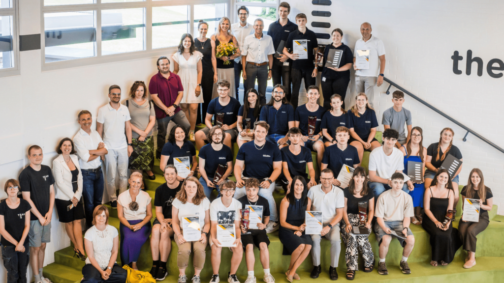 Headerdesign Awards Gruppenfoto Lehrlingshackathon Steiermark 2024-min